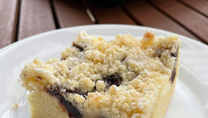 Hrnkový koláč s tvarohem, povidly a drobenkou