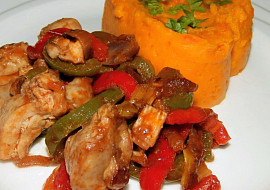 Krůtí kousky s paprikou a dýňové pyré s mrkví