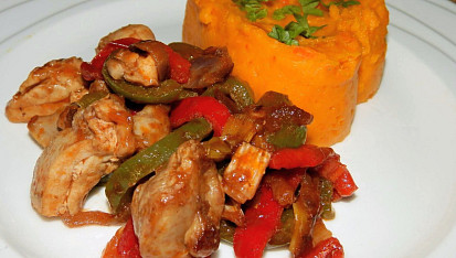 Krůtí kousky s paprikou a dýňové pyré s mrkví