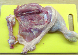 Kuřecí stehna plněná nádivkou s medvědím česnekem