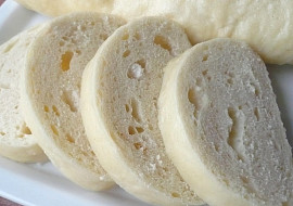 Kynutý houskový knedlík (Většinou dávám na 500 g mouky pouze 1 rohlík.)