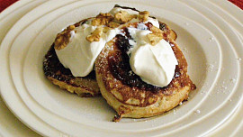 Ovesné lívanečky s povidly a kysanou smetanou