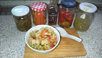 Pfeferonový (feferonový) salát retro (podle ČSN z roku 1976)