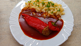 Plněné papriky v domácí rajské omáčce