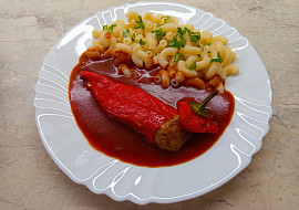 Plněné papriky v domácí rajské omáčce