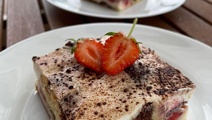 Propadlá pudinková buchta s jahodami