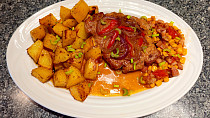 Steak z kotlety s cibulí, paprikou a pečenými brambory