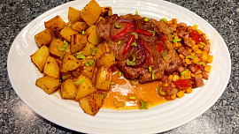 Steak z kotlety s cibulí, paprikou a pečenými brambory