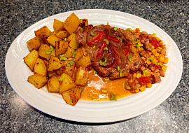 Steak z kotlety s cibulí, paprikou a pečenými brambory