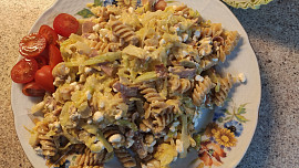 Těstoviny s raným zelím a cottagem