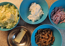 Těstoviny s raným zelím a cottagem