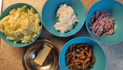 Těstoviny s raným zelím a cottagem