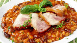 Uzené koleno s fazolemi