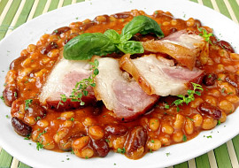 Uzené koleno s fazolemi