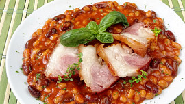 Uzené koleno s fazolemi