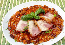 Uzené koleno s fazolemi