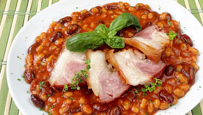 Uzené koleno s fazolemi