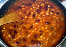 Uzené koleno s fazolemi