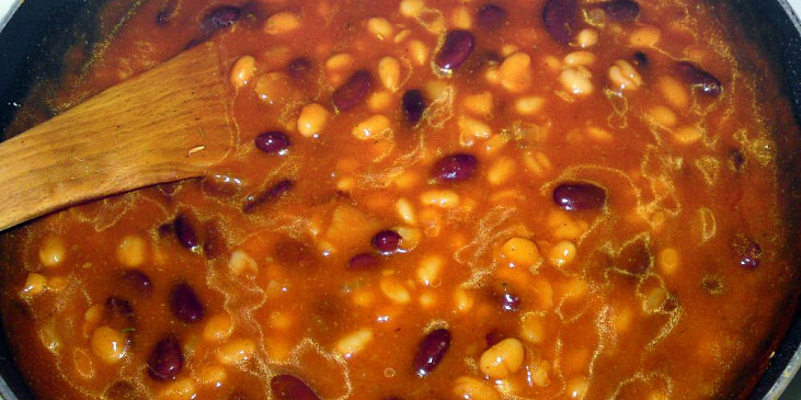 Uzené koleno s fazolemi