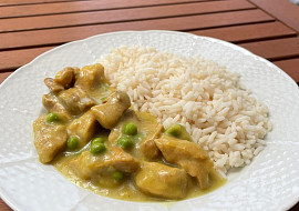 Vepřová kýta na kari s hráškem a nočky