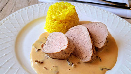 Vepřová panenka s houbovou omáčkou a jasmínovou rýží