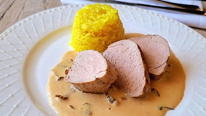 Vepřová panenka s houbovou omáčkou a jasmínovou rýží