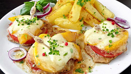 Zapečené vepřové medailonky s broskví