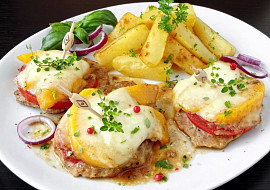 Zapečené vepřové medailonky s broskví