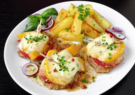 Zapečené vepřové medailonky s broskví