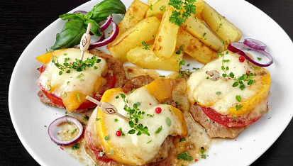 Zapečené vepřové medailonky s broskví