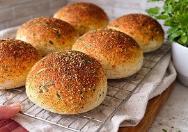 Bulky s parmazánovou posypkou