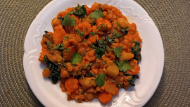 Červená čočka s batátem, mrkví a špenátem