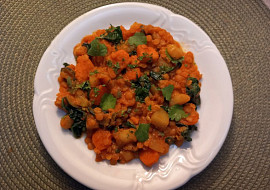 Červená čočka s batátem, mrkví a špenátem