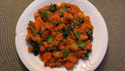 Červená čočka s batátem, mrkví a špenátem