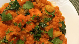 Červená čočka s batátem, mrkví a špenátem