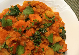 Červená čočka s batátem, mrkví a špenátem