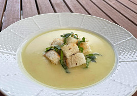 Česnečka krémová s krutony