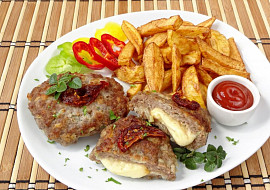 Hovězí karbanátky plněné sýrem