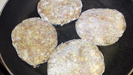 Hovězí karbanátky plněné sýrem