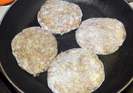 Hovězí karbanátky plněné sýrem