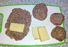 Hovězí karbanátky plněné sýrem