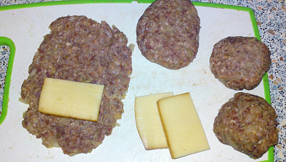 Hovězí karbanátky plněné sýrem