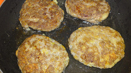 Hovězí karbanátky plněné sýrem