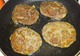 Hovězí karbanátky plněné sýrem