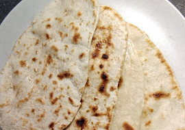 Indický naan s česnekem (Pečené na suchej platni)