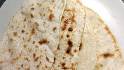 Indický naan s česnekem, Pečené na suchej platni