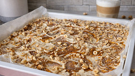 Karamelová buchta s lískovými ořechy