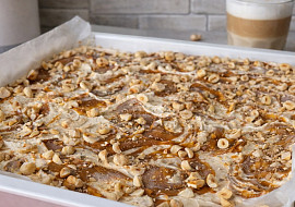 Karamelová buchta s lískovými ořechy