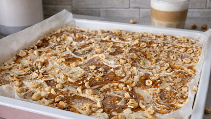 Karamelová buchta s lískovými ořechy