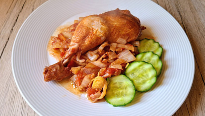 Uzená kuřecí stehna pečená na zelenině